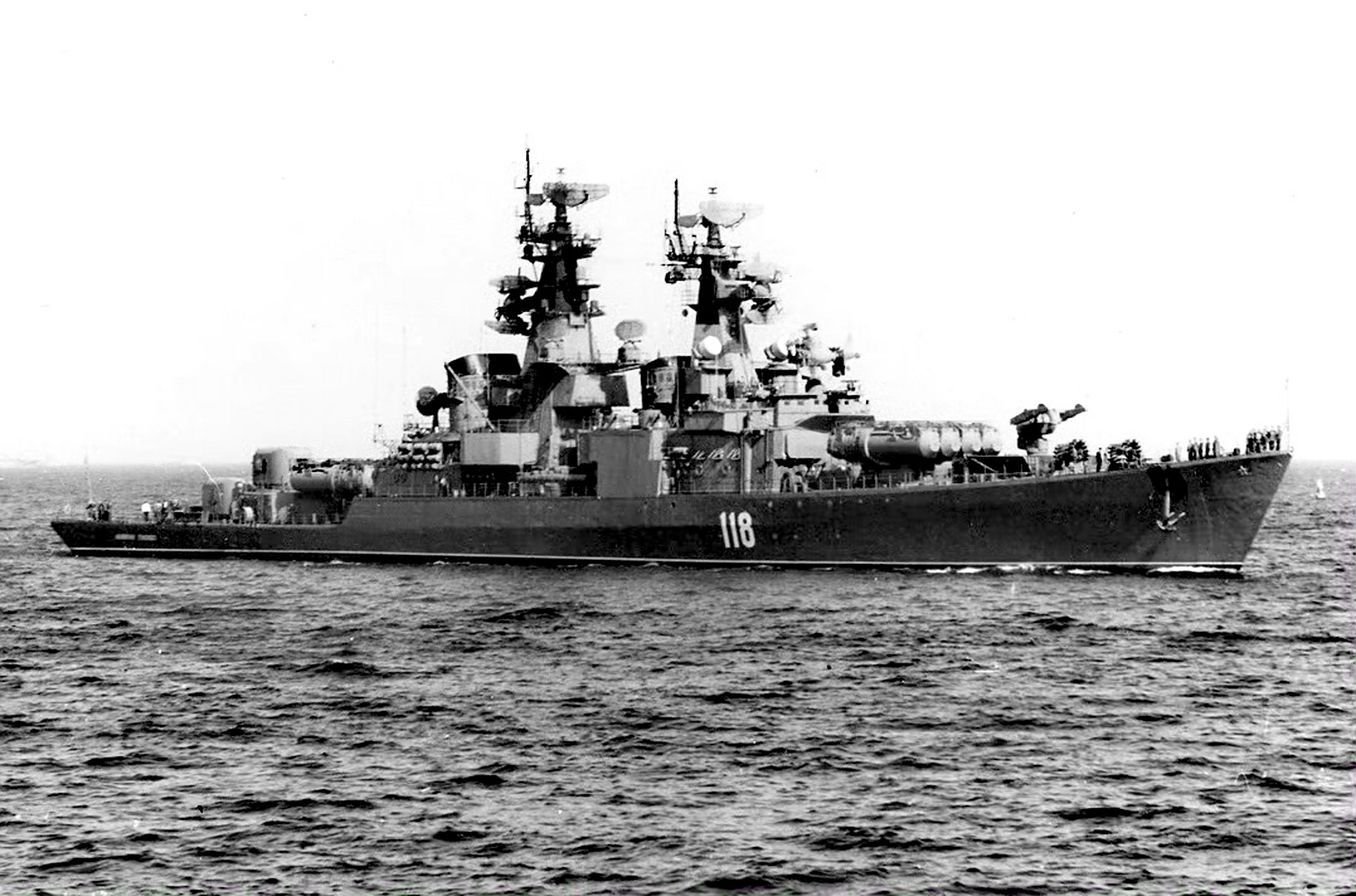 舰船欣赏:前苏联海军58型"肯达"级巡洋舰,该级舰是前苏联第一代导弹