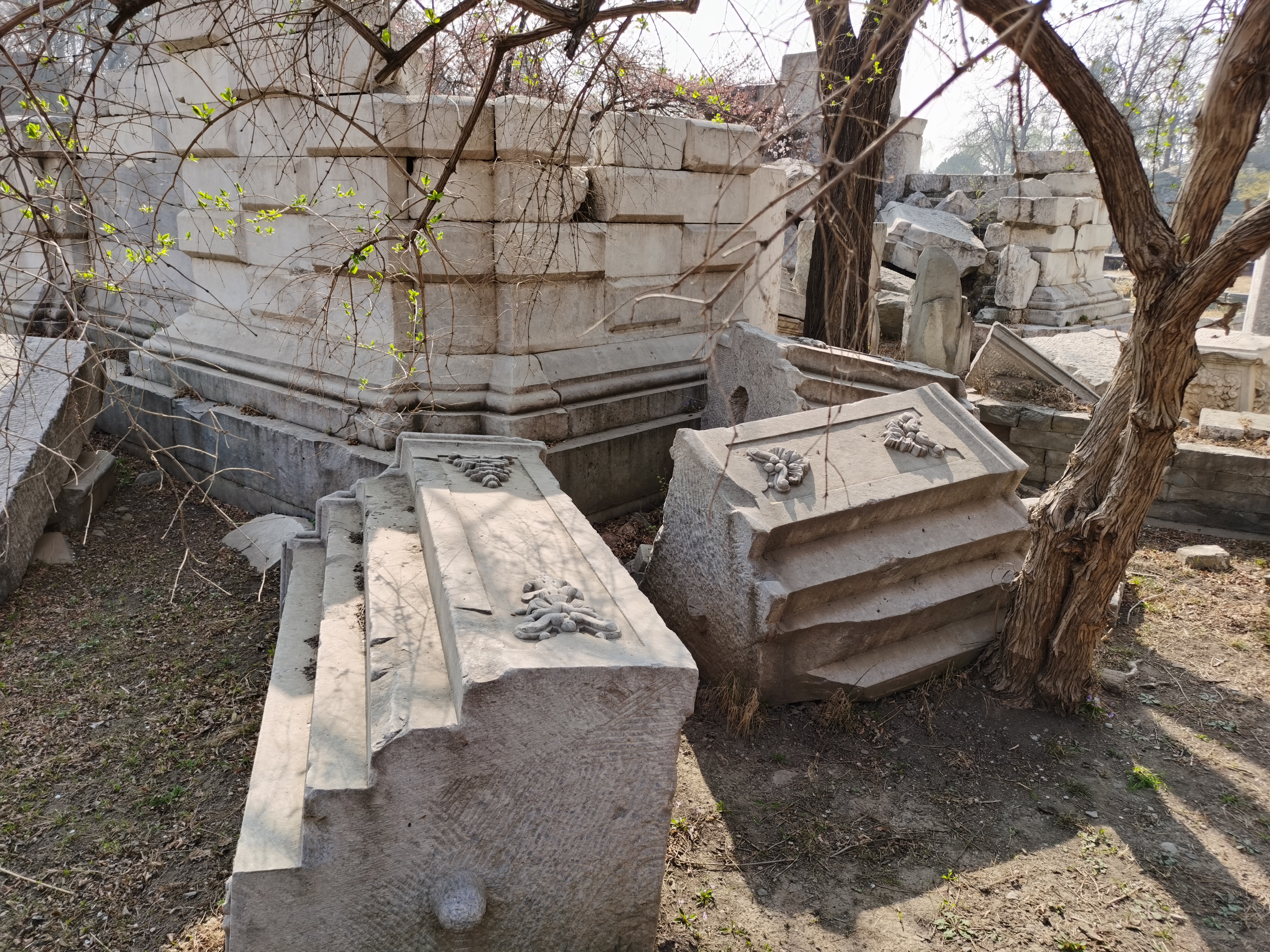 圆明园内辉煌建筑都已付之一炬,只有西洋楼遗址还留下了断壁残垣.