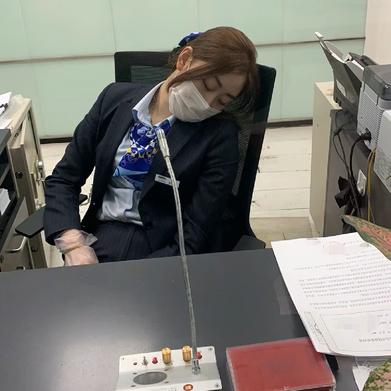 银行小姐姐 上班工装在身 下班礼服在身 哪个美丽?哪个俊俏?