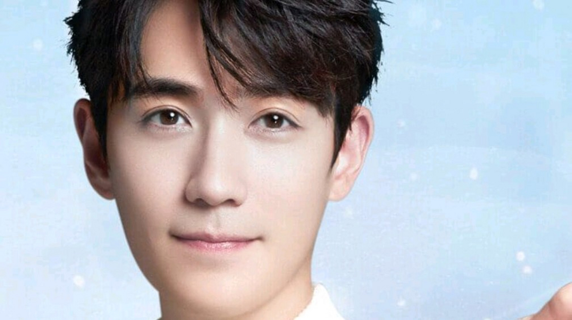 朱一龙毕业于北京电影学院.2009年,朱一龙出演电视电影《再生缘》.