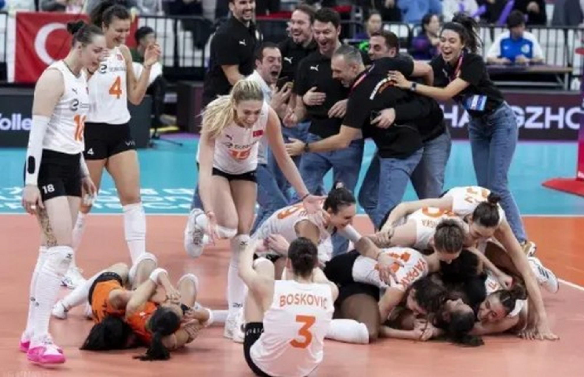 在一场充满激情的女排对决中,伊萨奇巴希以压倒性的3:0战胜斯坎迪奇