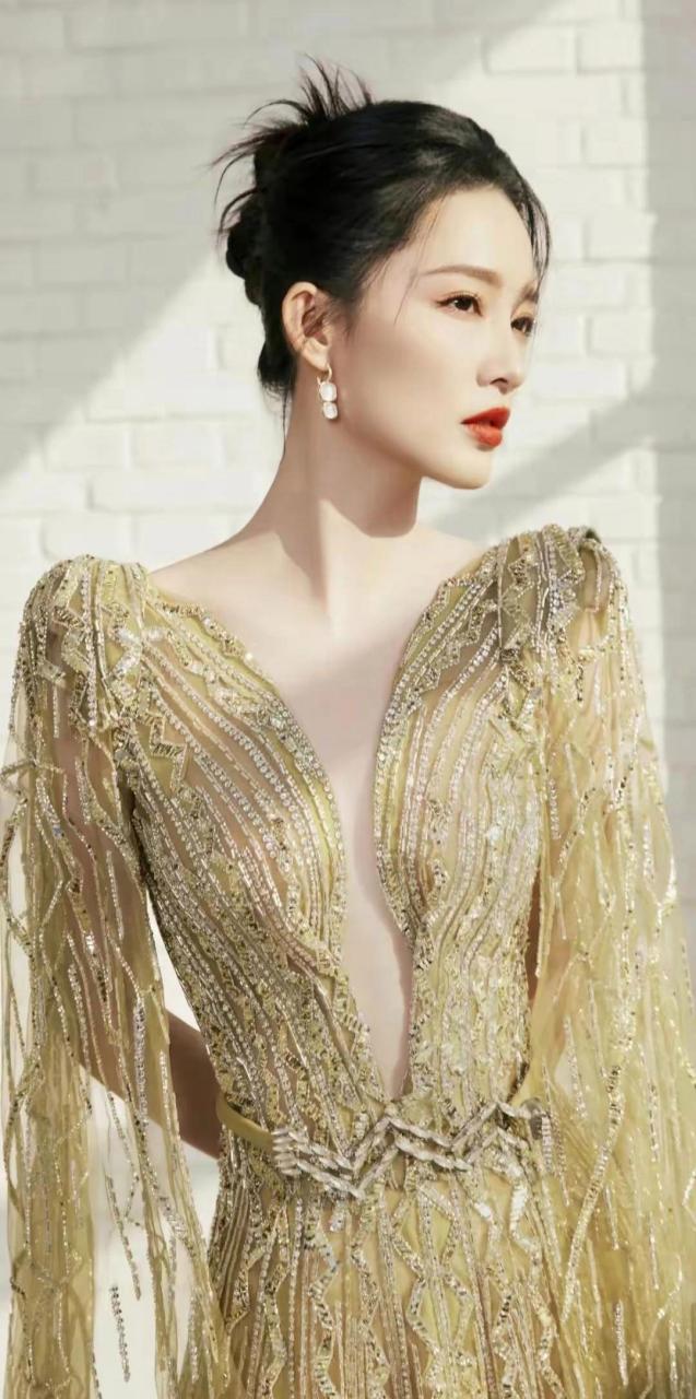 李沁这身金色礼服太美了,前后深v设计,整身金边金丝,红唇造型,更显得