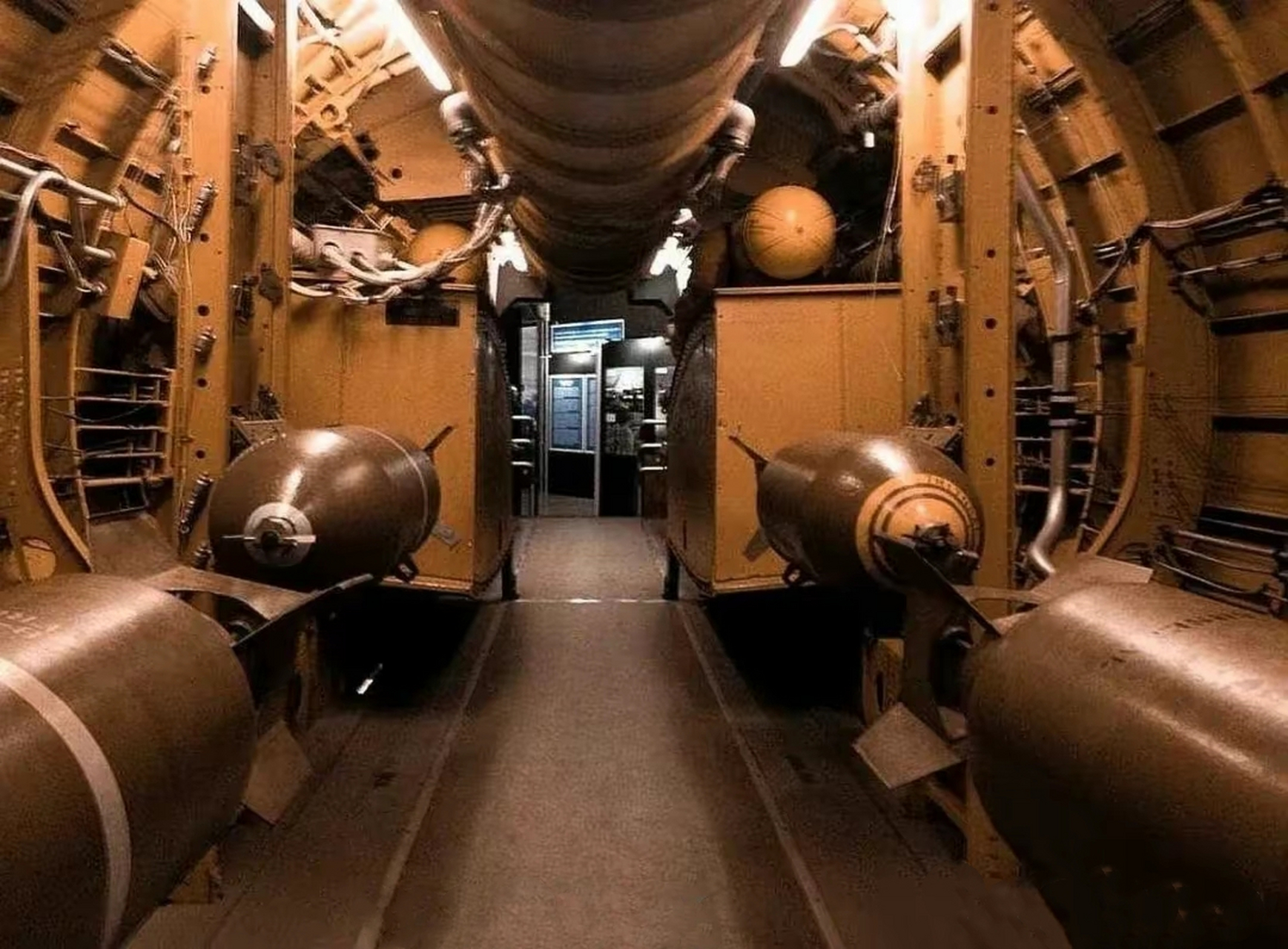 b-29轰炸机的弹仓特写,可以看出其内部空间相当宽敞.