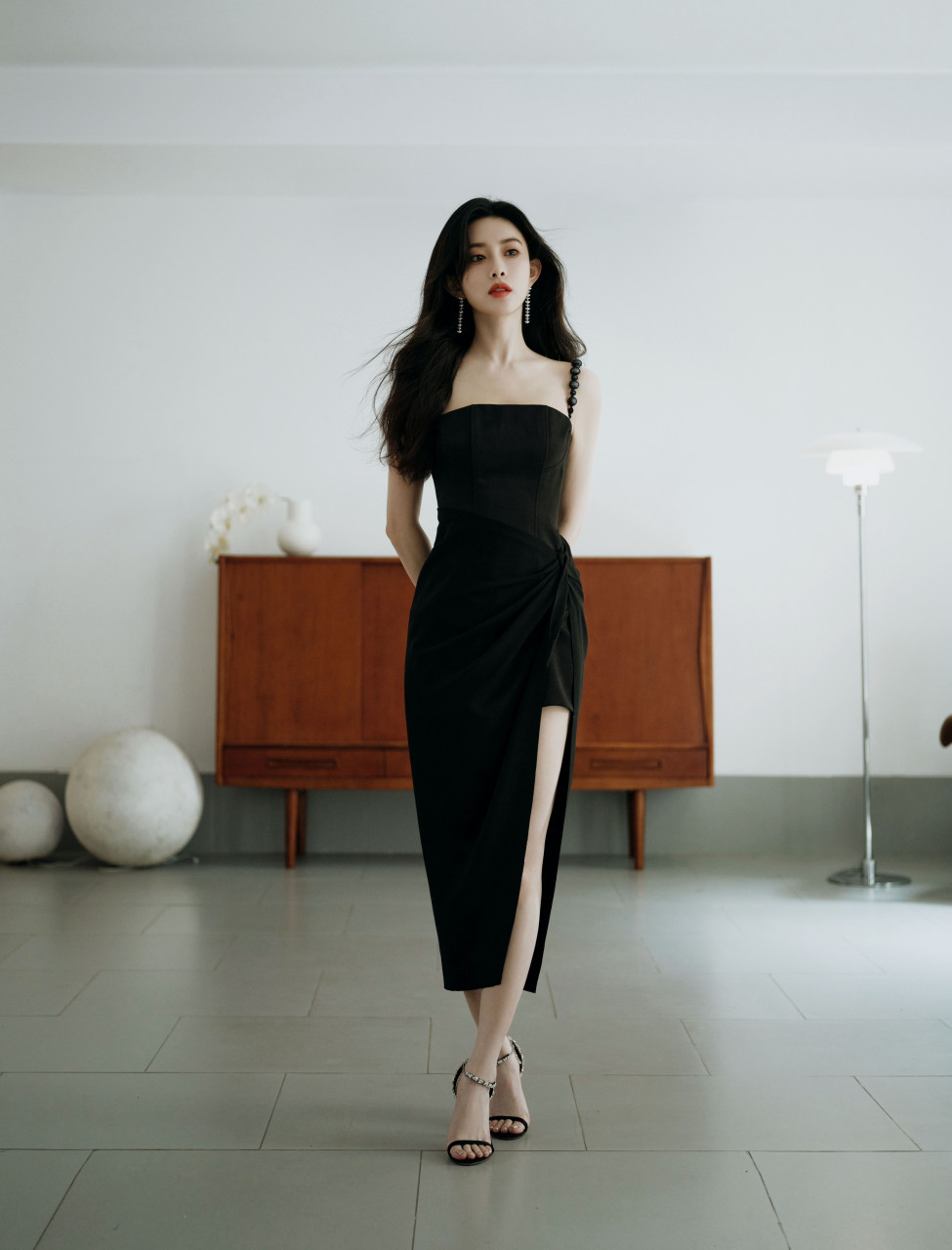 孟子义:高跟凉鞋与大长腿的完美结合,展现无尽魅力