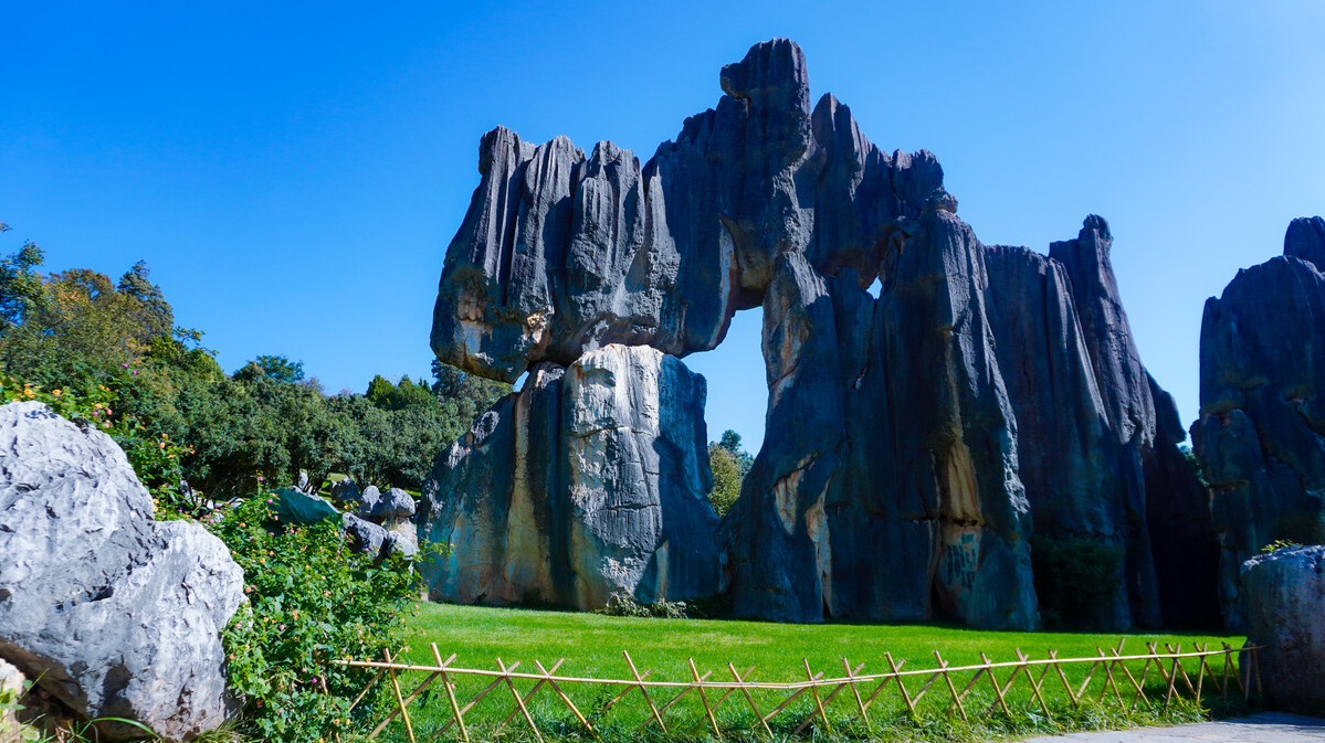 昆明石林,被誉为"天下第一奇观",是云南著名的旅游胜地之一.