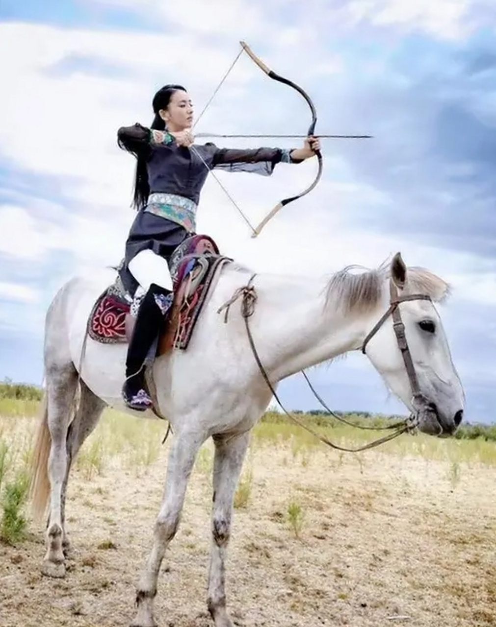 发文集龍卡瓜分百万现金# 佟丽娅回到家乡新疆伊宁,穿上锡伯族的民族