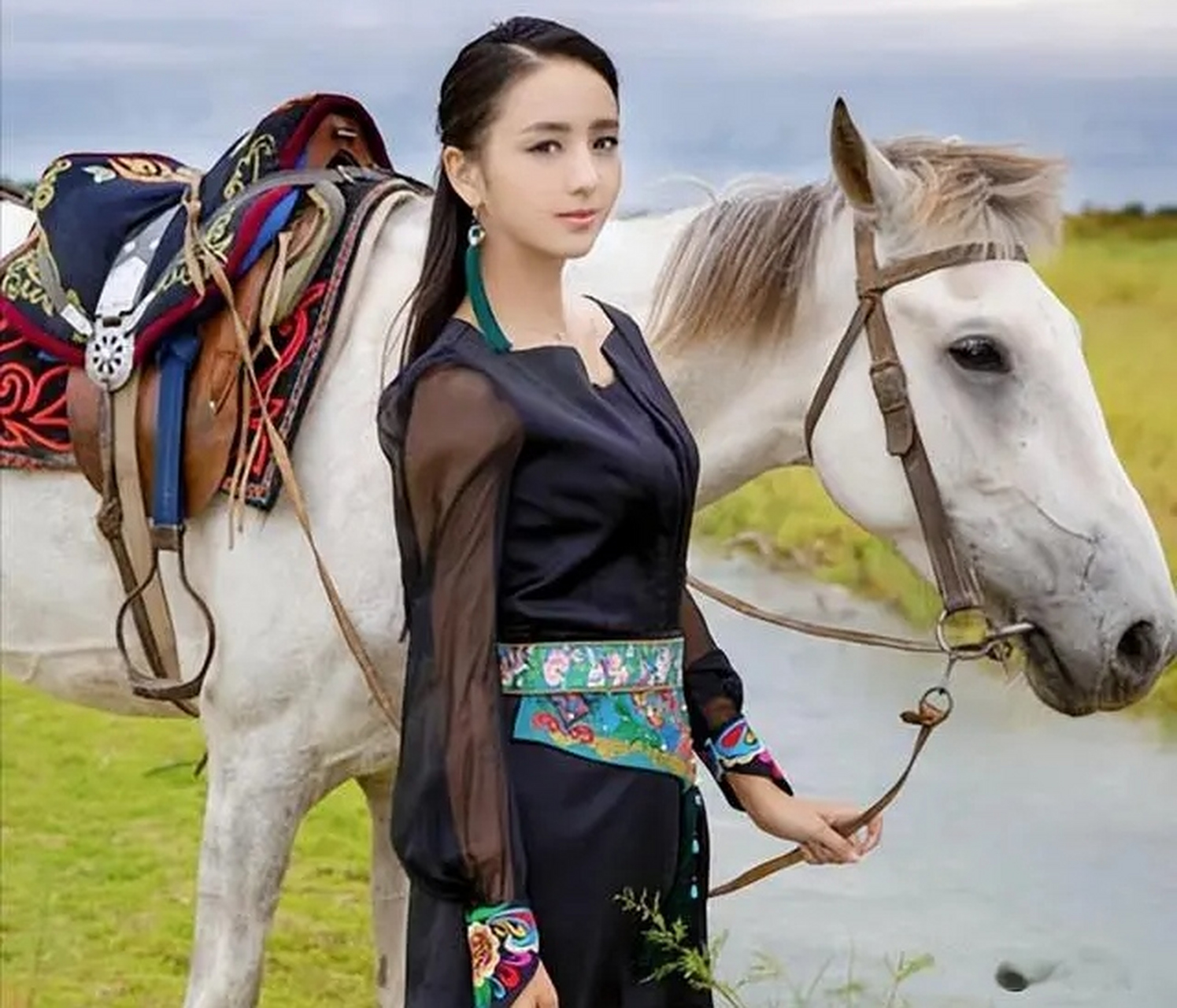 发文集龍卡瓜分百万现金# 佟丽娅回到家乡新疆伊宁,穿上锡伯族的民族