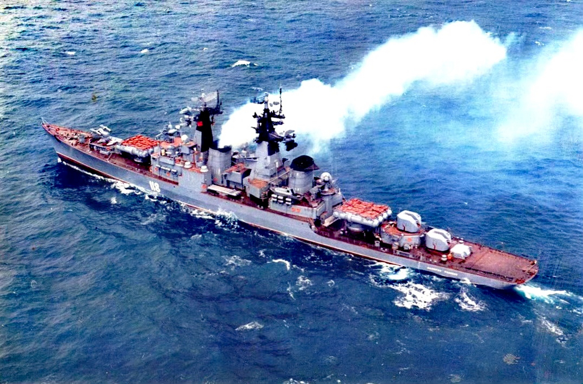 舰船欣赏:前苏联海军58型"肯达"级巡洋舰,该级舰是前苏联第一代导弹