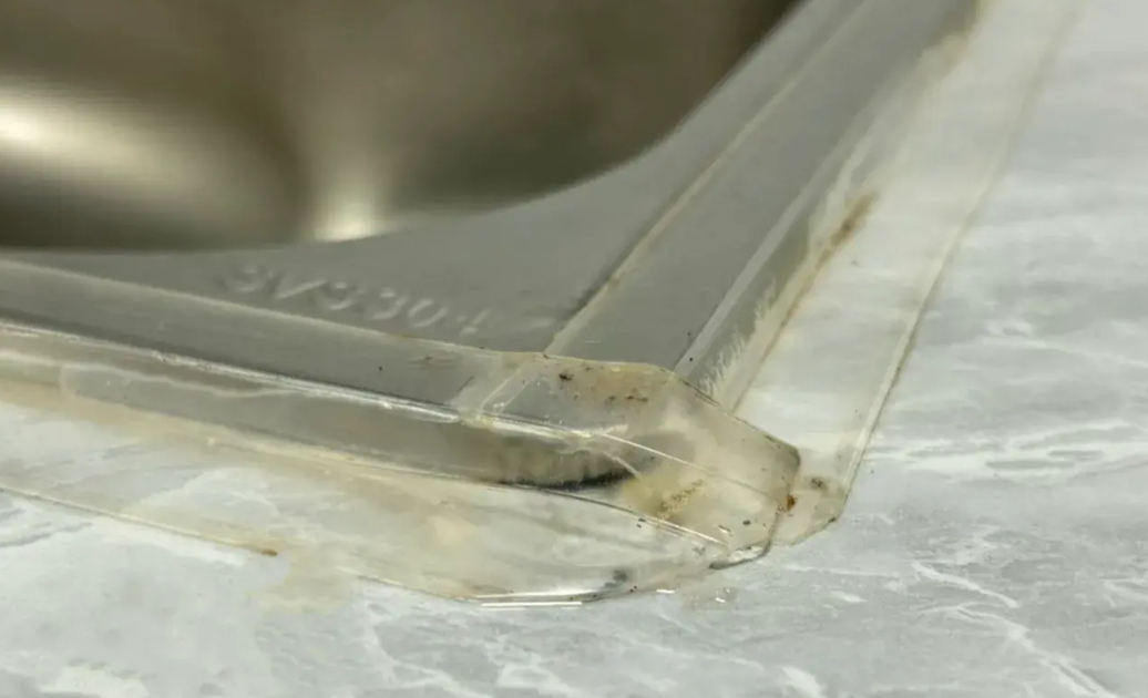 玻璃胶,用不了几个月就发霉;美缝剂,时间一久会裂;胶带贴时间一长,就