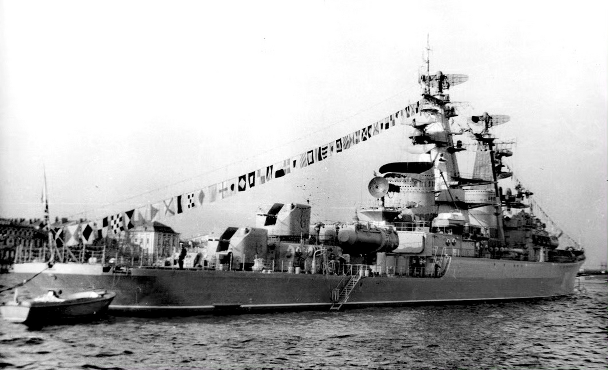 舰船欣赏:前苏联海军58型"肯达"级巡洋舰,该级舰是前苏联第一代导弹