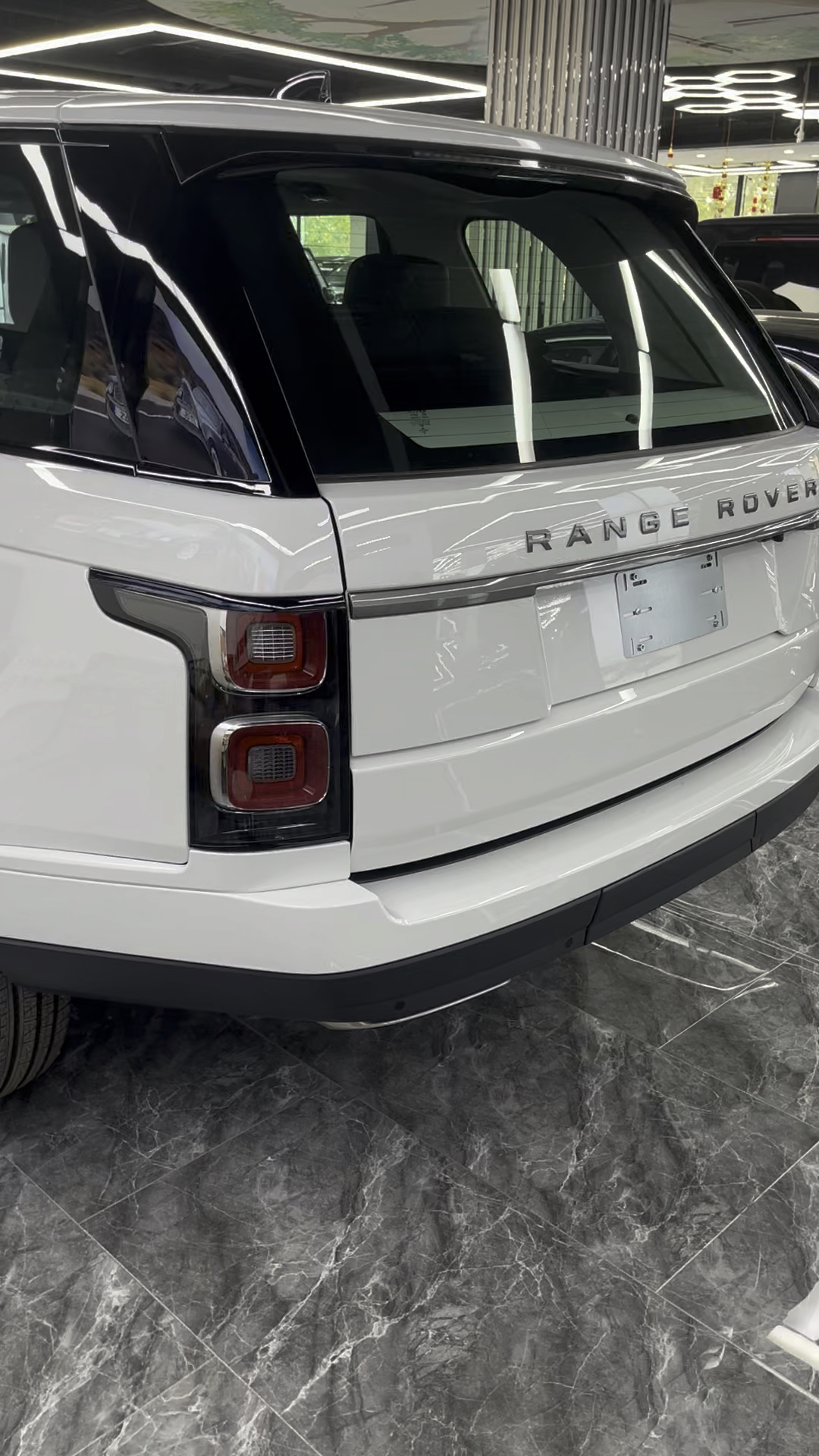 国六路虎揽胜22款路虎揽胜行政白色欧版