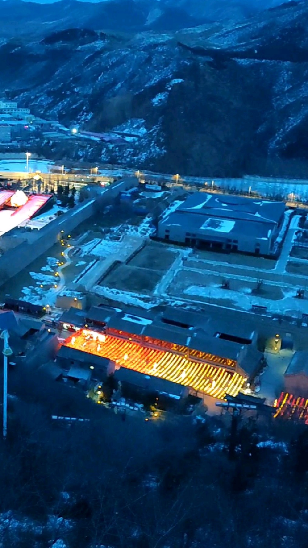 在张家口西太平山顶,俯瞰小年夜里的大境门