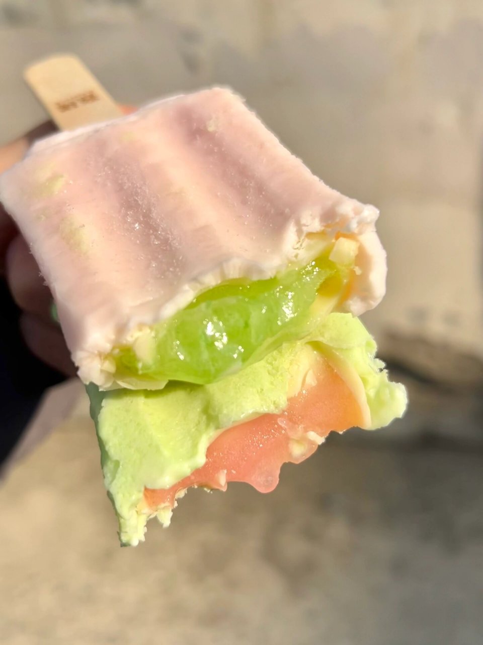 甄稀蜜桃青梅味流心冰淇淋90 外面是粉色的蜜桃味生牛乳冰淇淋 奶味