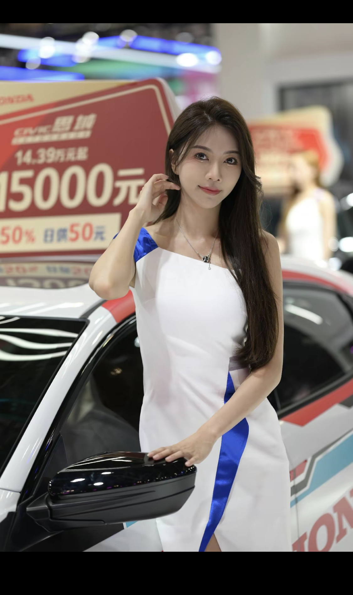 网红美女车模 小十七原名李诗琪福建福州人身高176厘米体重52公斤