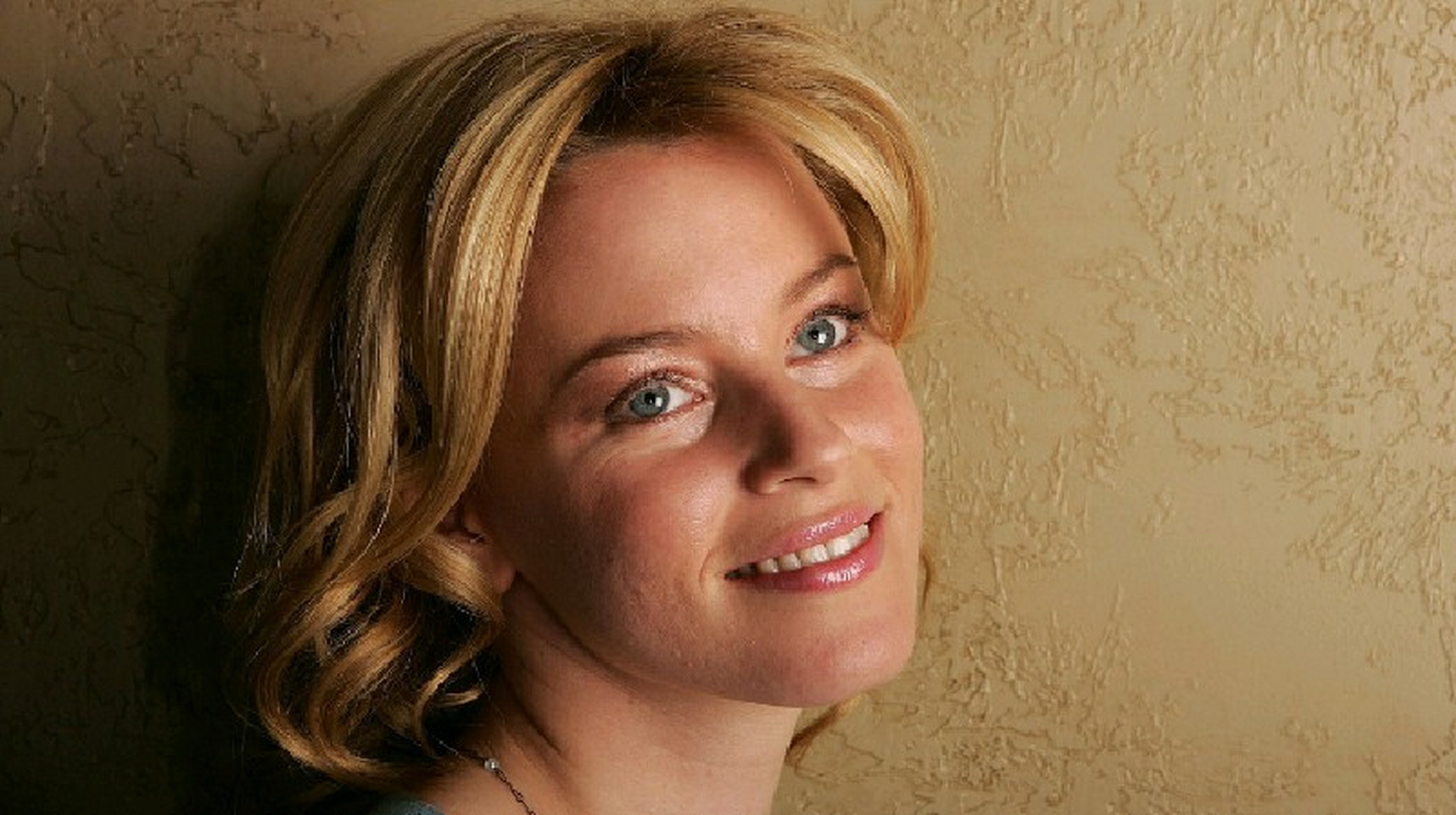 在《撕裂人》中,她饰演了一位面临丈夫感染异形寄生虫危机的小镇教师