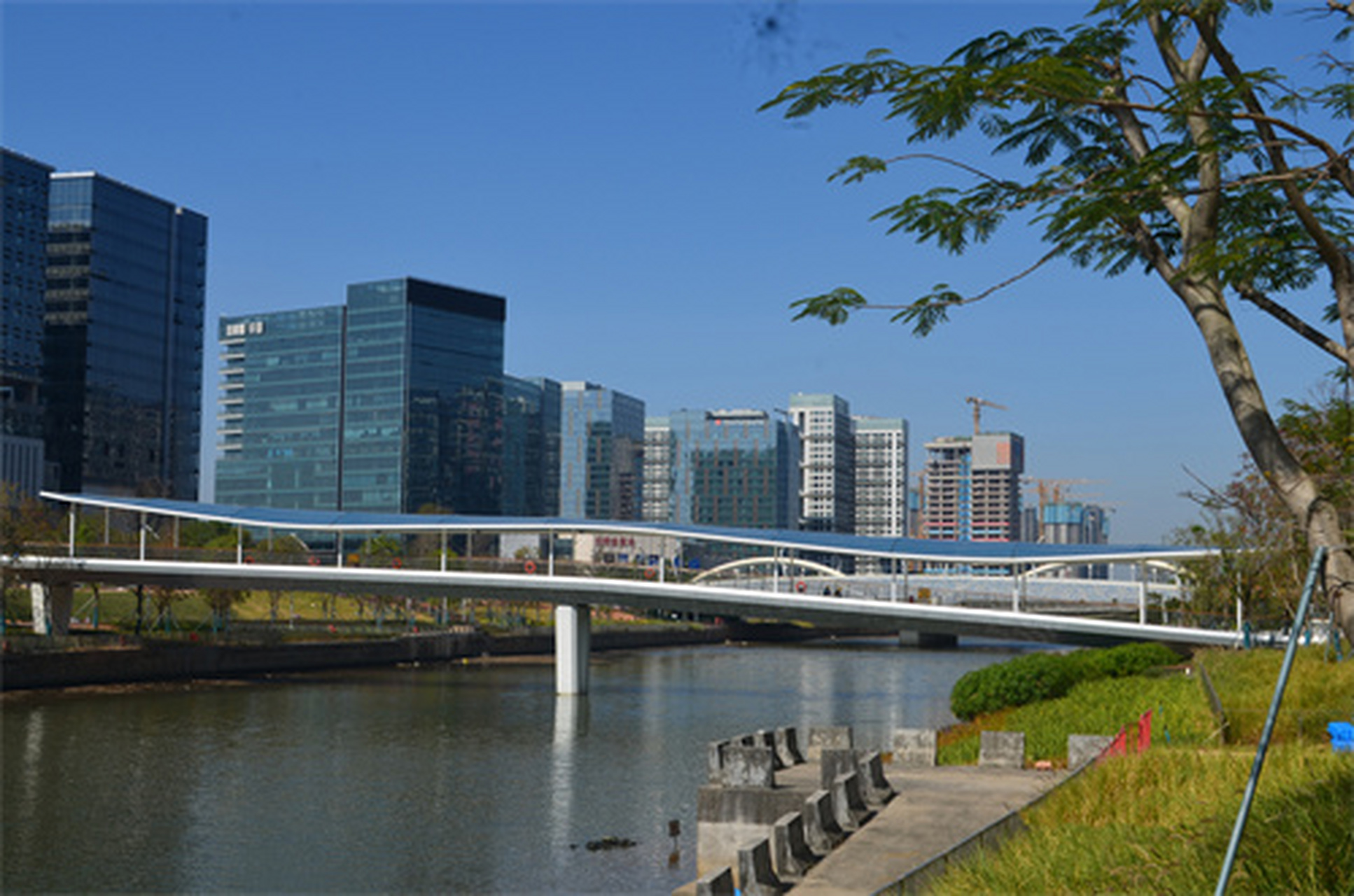 佛兰空间在深圳新建了一座etfe人行天桥,天桥轻盈飘逸,横亘于河流之上
