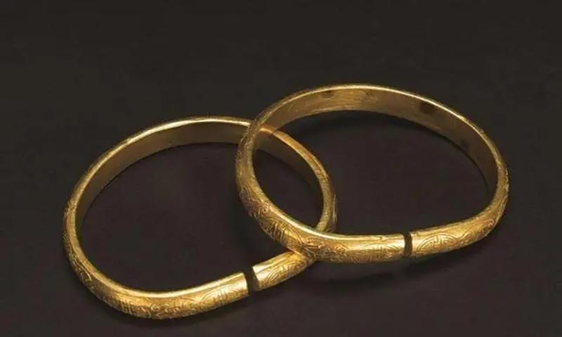 哪怕不能卖个好价钱,随便出给文玩店也能换点钱啊,实在不行就再拿到