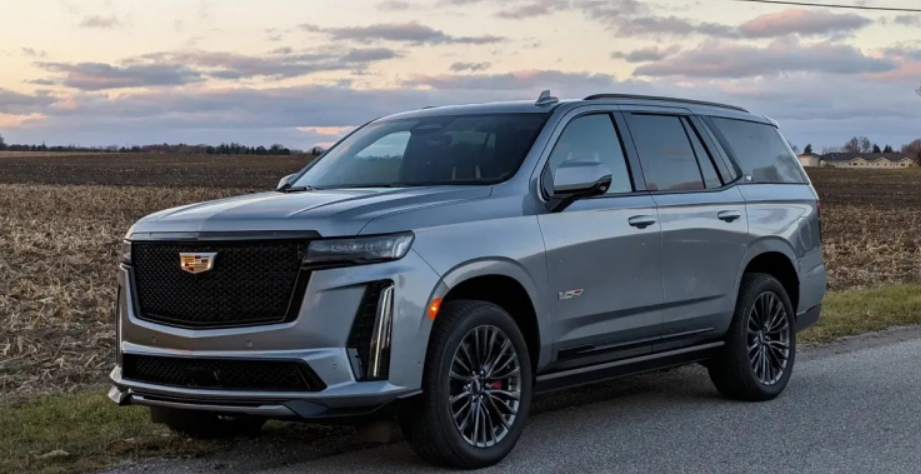 实拍凯迪拉克凯雷德v,造型"勇猛",搭6.2l v8动力,爆691马力