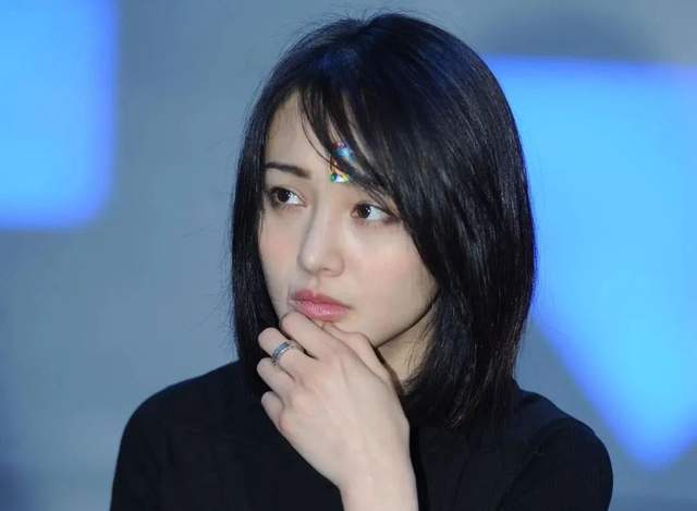 郑爽拍戏一集200万,投资人3000万血本无归,跑到美国追债未果