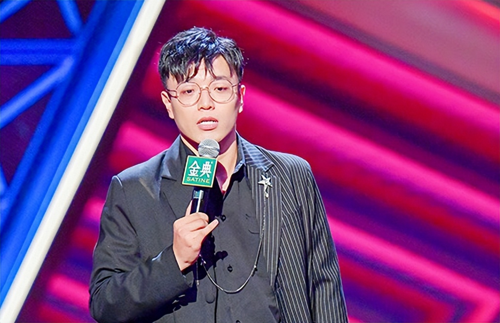 脱口秀演员杨波被曝出轨女粉丝,引发舆论哗然.