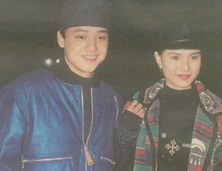 进入影视圈之后,李若彤谈过两段恋爱,第一任男友是演员季天笙,俩人是