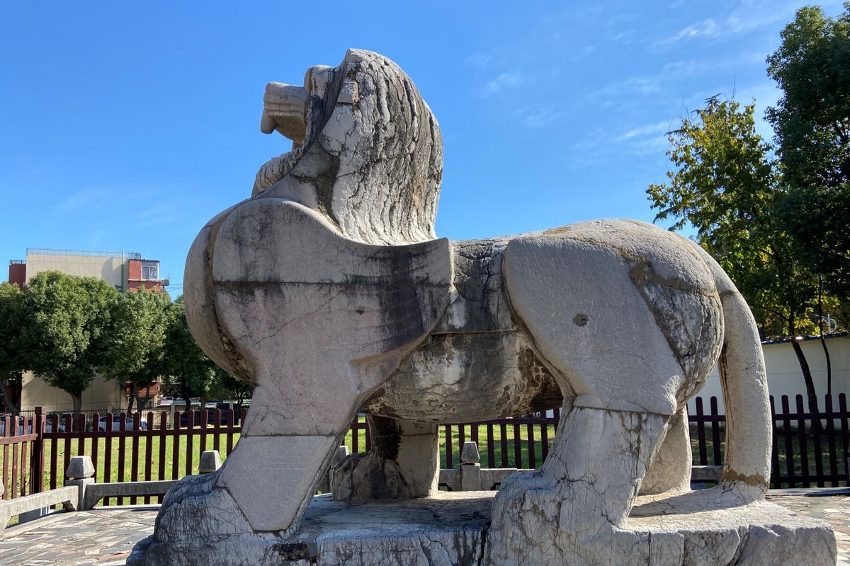 一对南朝萧梁贵族萧融墓道石辟邪现存于南京栖霞区一石化炼油厂厂区内