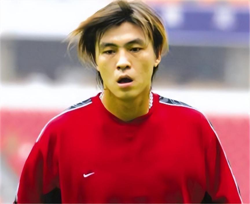 他曾是国足头号射手,与空姐妻子离婚,独自抚养儿子,47岁仍单身