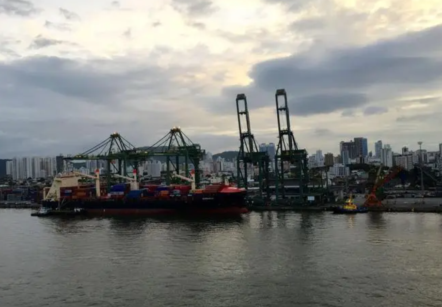 巴西里约热内卢的皇宫饭店2004年,一位老人在两位年轻人的搀扶下,缓缓