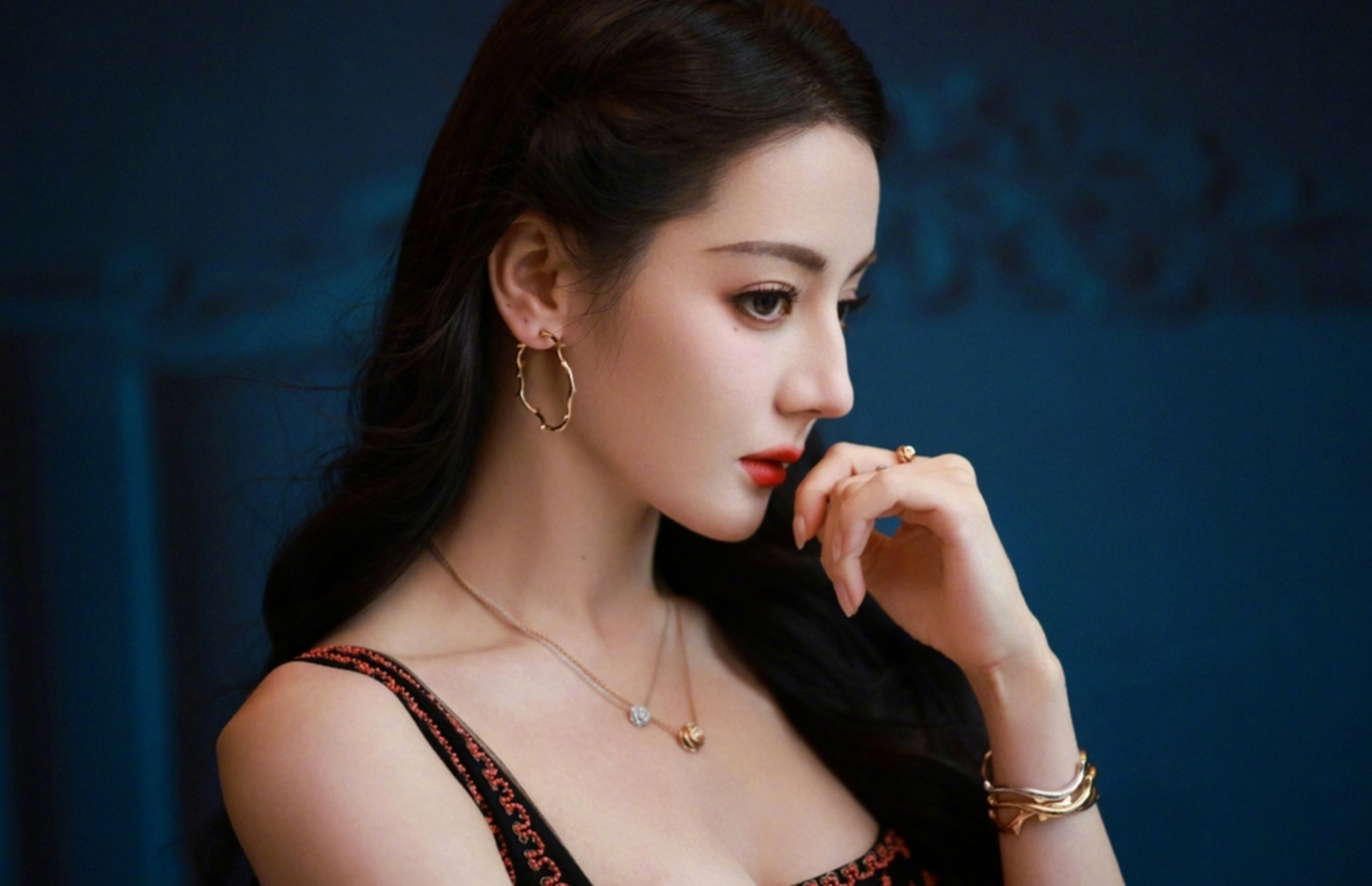 热巴一袭蝴蝶刺绣波点纱裙,搭配精美造型,身姿轻盈美丽,优雅大方.