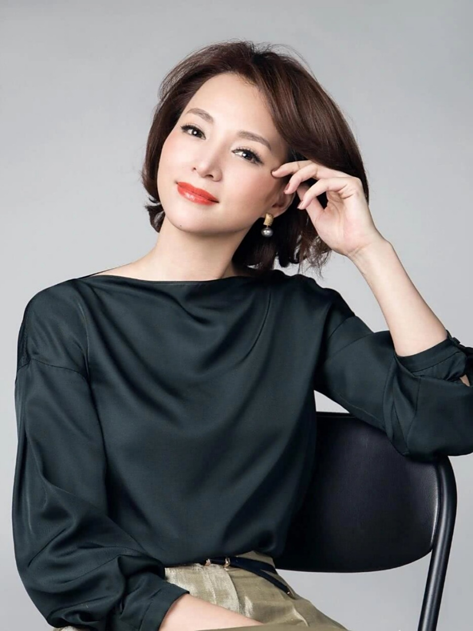 你喜欢董卿主持人吗?  作为一位主持人,董卿展现出了令人惊叹的专业素