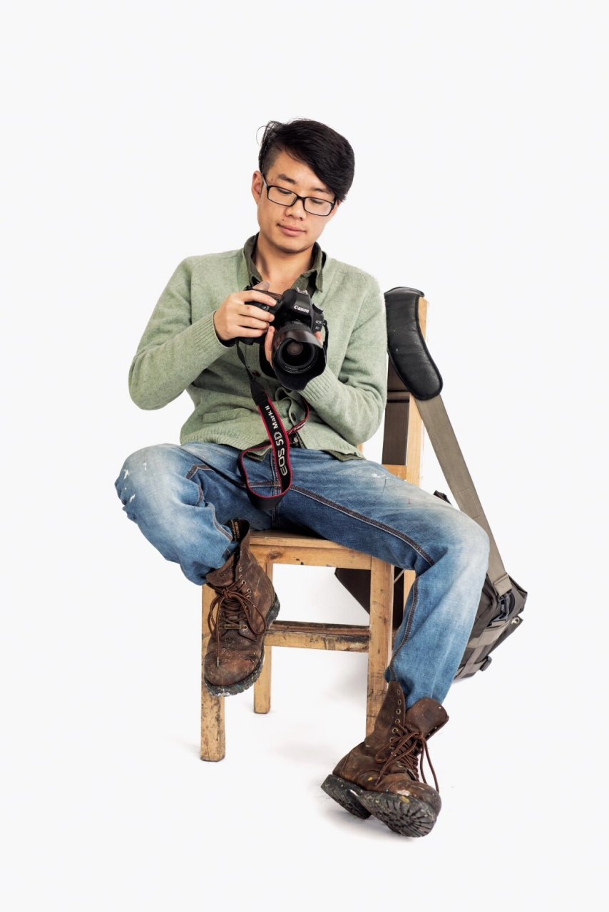 坐姿绘画分享  一幅坐姿素描正在进行,模特儿的姿态宛如一首未完的诗