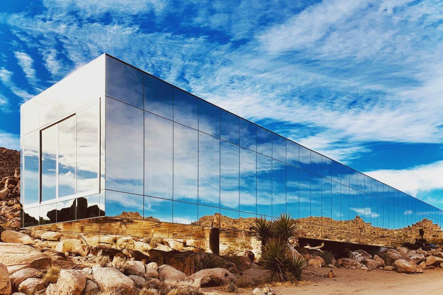 这种创新建筑设计将玻璃的透明与反射特性发挥至极致,为视觉带来震撼