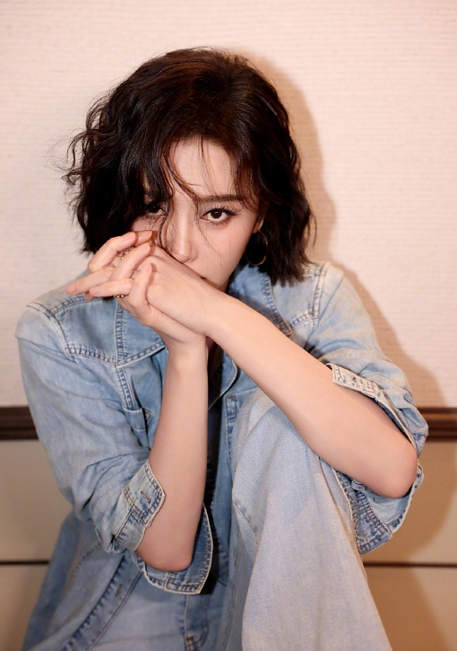 秦岚# 短发羊毛卷造型. 小年营业照,真的好漂亮.