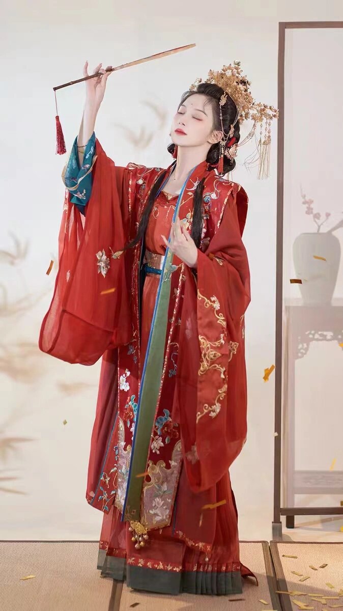 首先是【子佩*子衿】,这款婚服有红色和绿色两种选择,非常适合喜欢