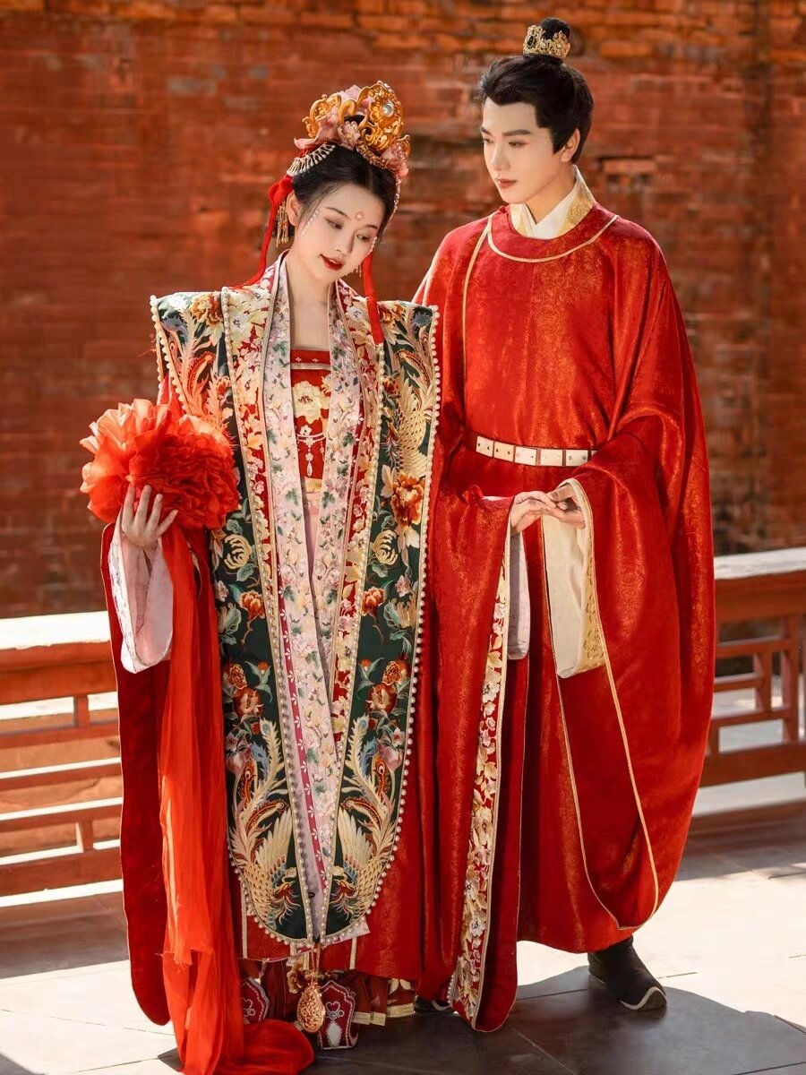 首先是【子佩*子衿】,这款婚服有红色和绿色两