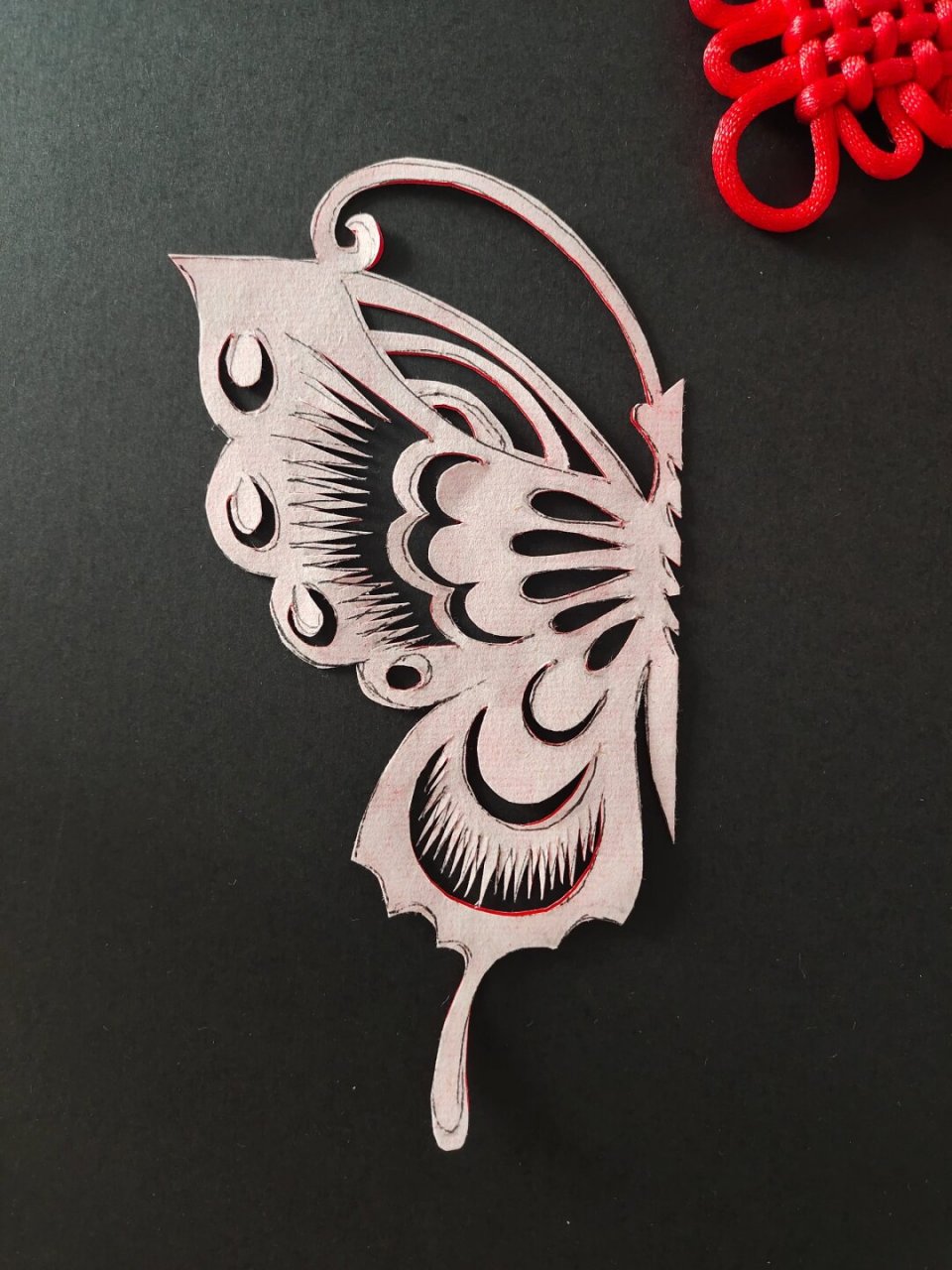 每日一剪|对折蝴蝶  蝴蝶是非遗剪纸中的经典图案,它翩翩起舞的姿态和