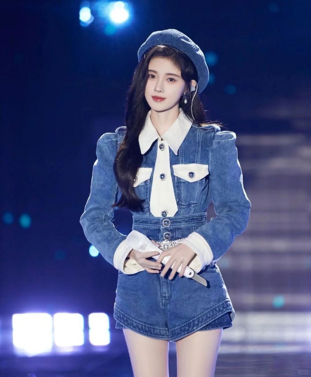 鞠婧祎白色话筒照片,引得众多网友竞相模仿!