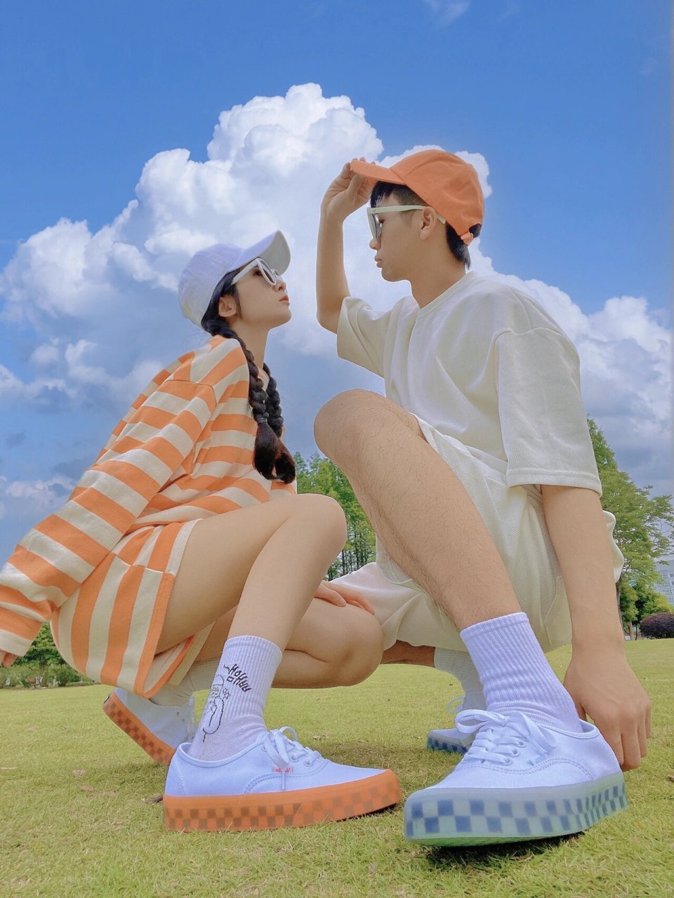 9个不重样趣味拍照95创意情侣草地拍照pose  我前几天放假了,所以趁