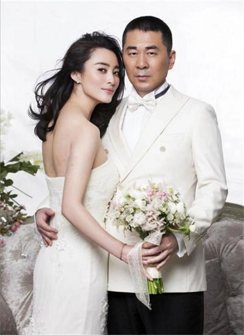 陈建斌蒋勤勤一举粉碎谣言 携手甜蜜共进晚宴  众所周知,娱乐圈这个