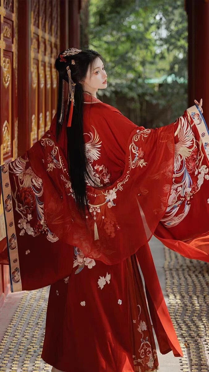 首先是【子佩*子衿】,这款婚服有红色和绿色两