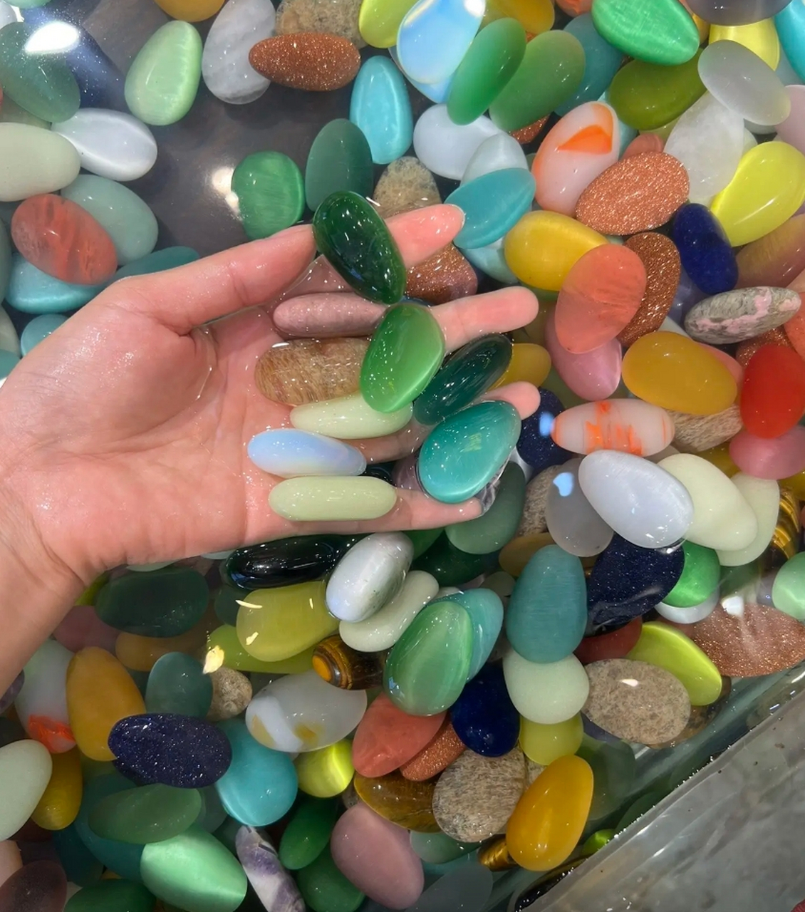 南京夫子庙的雨花石,是中国著名的观赏石,其色彩斑斓,纹理独特,犹如画