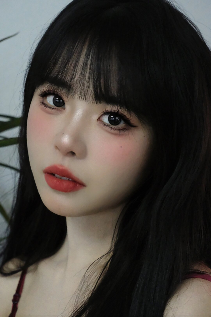 齐刘海韩系撕漫女妆  齐刘海韩系撕漫女妆,简直是甜美与可爱的完美