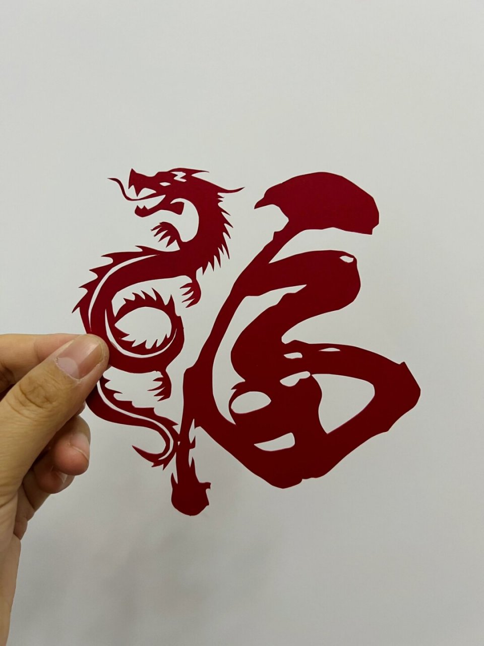 因此,这款龙年剪纸作品也寓意着吉祥如意,幸福美满