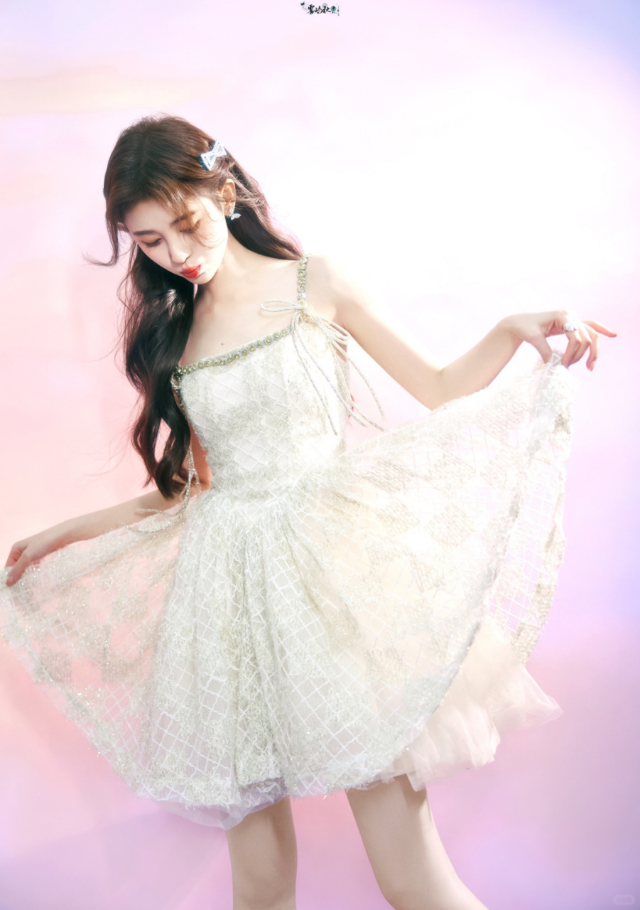 她在我的心目中简直就是神仙颜值,她的美貌已经让我彻底沦陷.