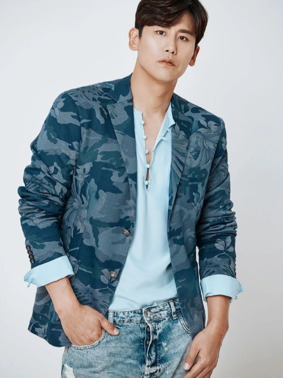 秦昊和于晓光,这两位演员的长相确实有些相似,让人不禁感叹造物主的