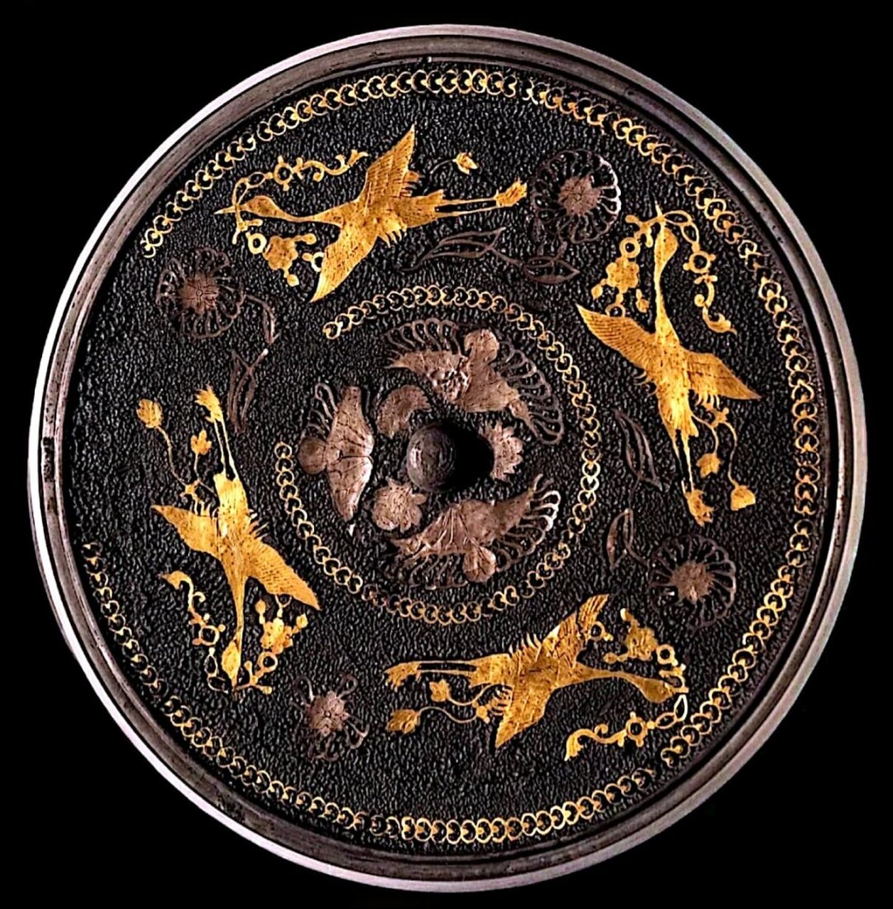 中国传统纹样--铜镜纹样  唐代的金背花鸟纹铜镜,镜背饰有精美的花鸟