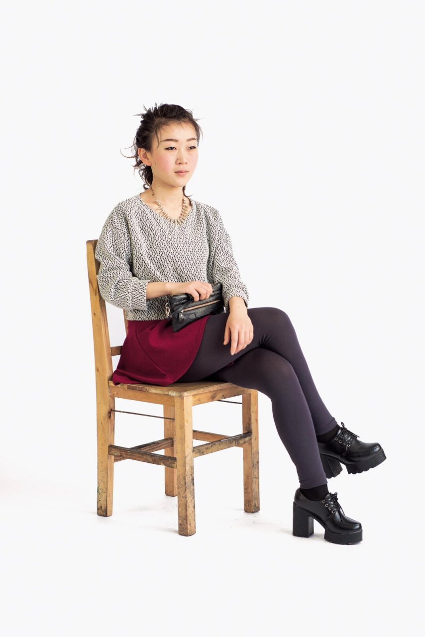 坐姿绘画分享  一幅坐姿素描正在进行,模特儿的姿态宛如一首未完的诗