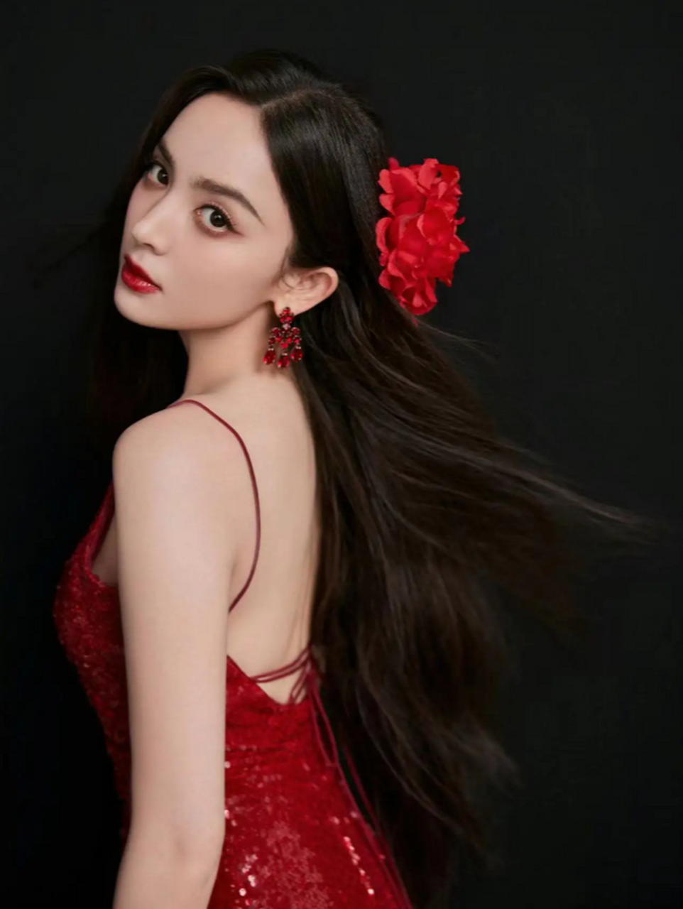 古力娜扎身着红裙展现异域风情和无尽魅力,高开叉裙摆美腿令人惊艳