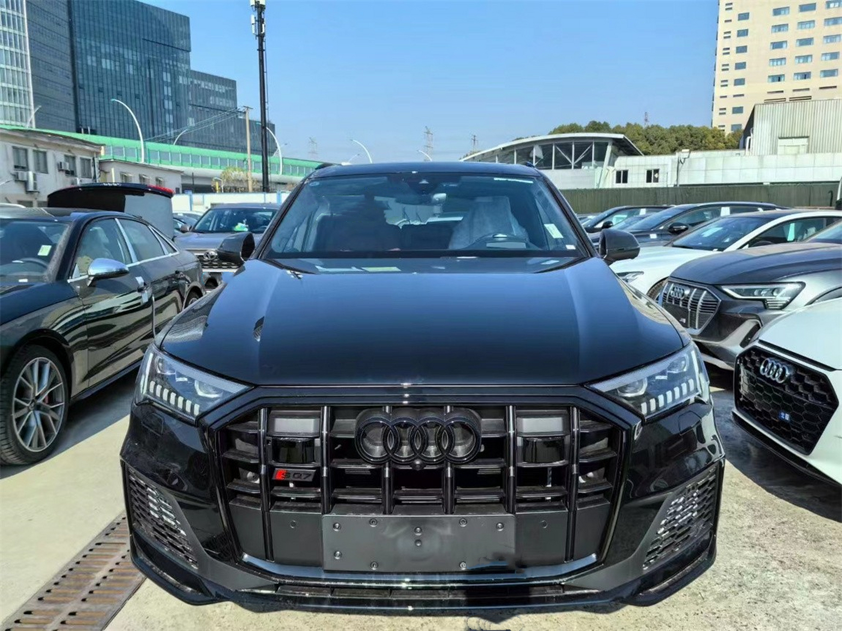 奥迪sq7暗夜骑士版是bba家族中价格最便宜的8缸纯性能suv,裸车价116.