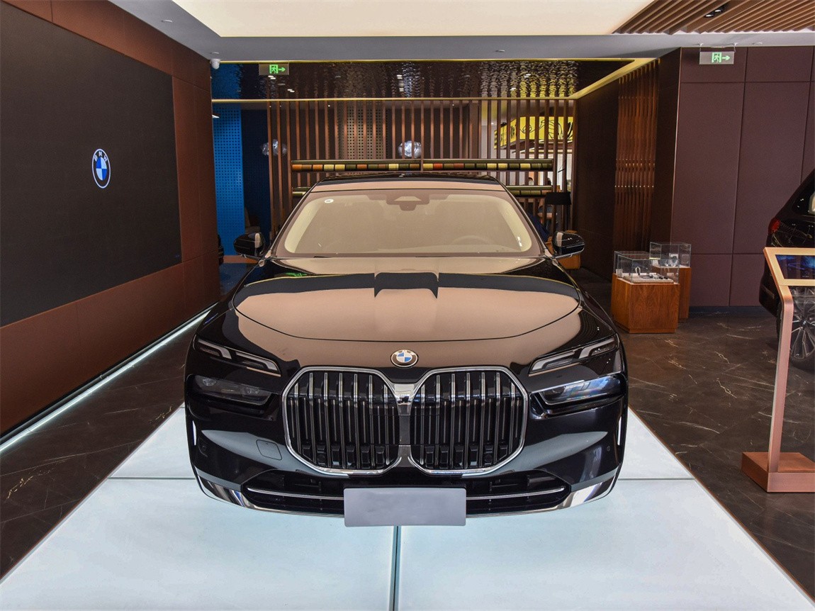 3.0t 8at 272马力!23款宝马735li目前全部落地70多万